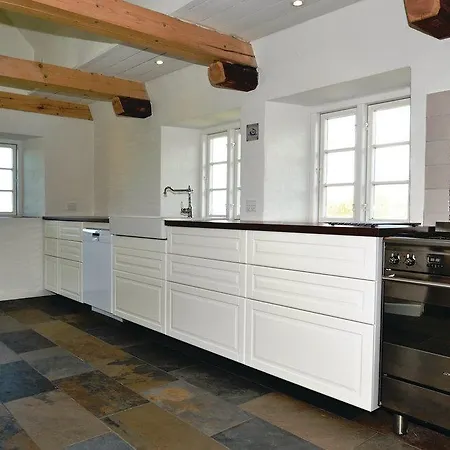 Сasa de vacaciones Three-bedroom Holiday With A Fireplace 06