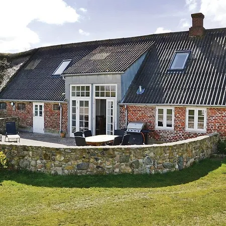 Сasa de vacaciones Three-bedroom Holiday With A Fireplace 06 *
